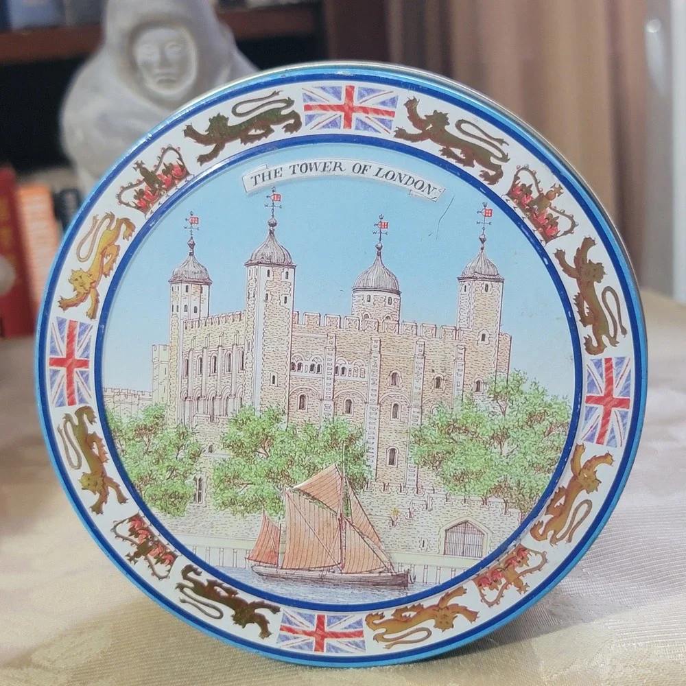 Authentic Vintage Bentley's of London Tin Famous London Landmarks 5.5